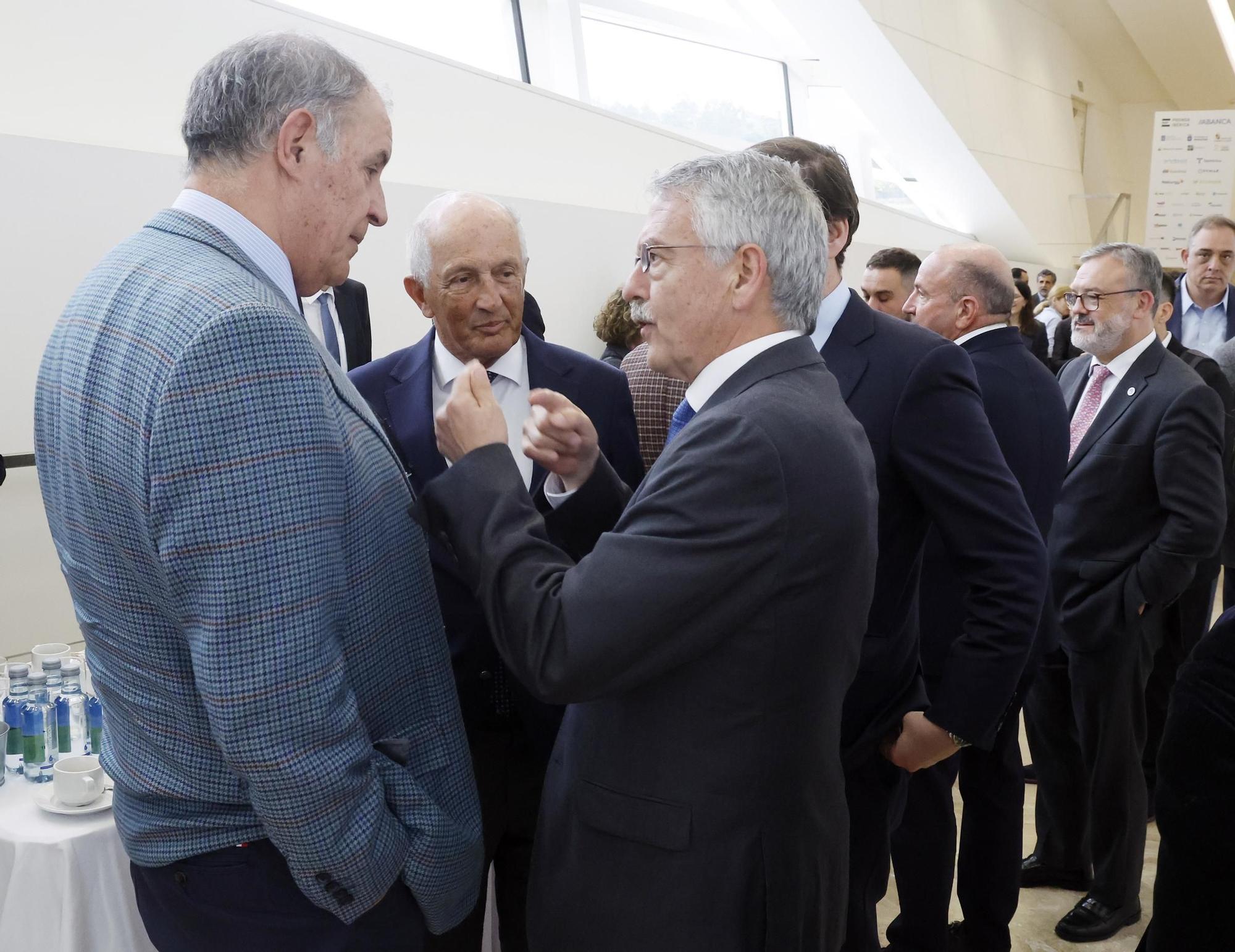 El poder político y empresarial se cita en Santiago