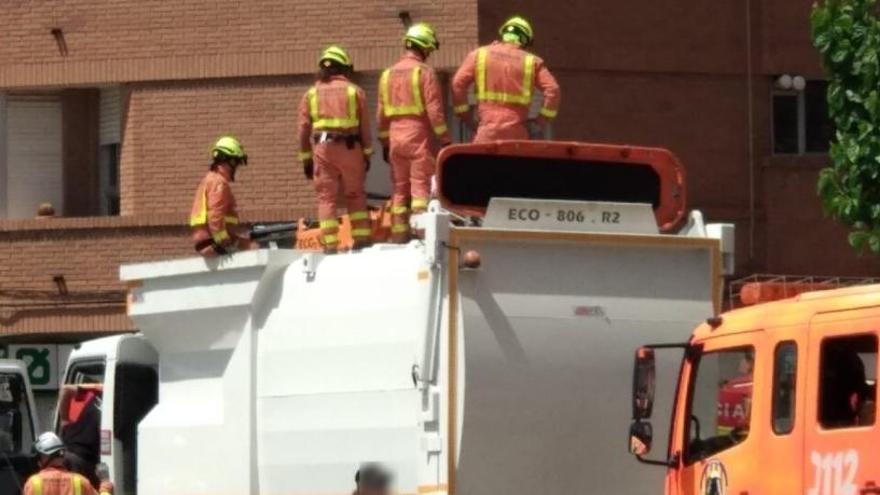 Rescatan a un operario con el pie derecho atrapado en un camión de basura en Llíria