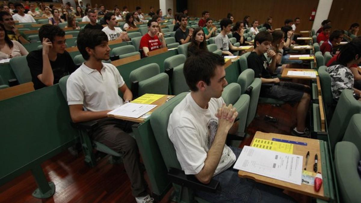 Estudiantes se enfrentan a las pruebas de selectividad en la Escola Superior de Turisme de Catalunya.