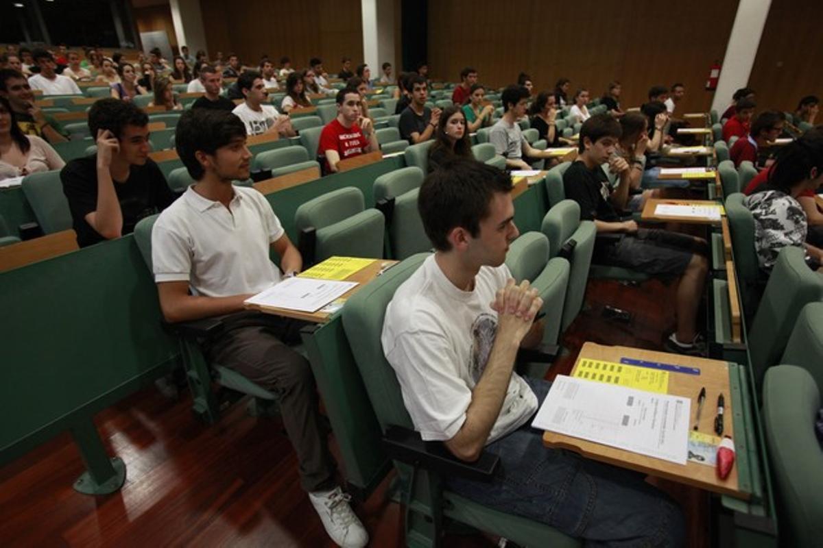 Estudiants s’enfronten a les proves de selectivitat a l’Escola Superior de Turisme de Catalunya. Estudiants s’enfronten a les proves de selectivitat a l’Escola Superior de Turisme de Catalunya.