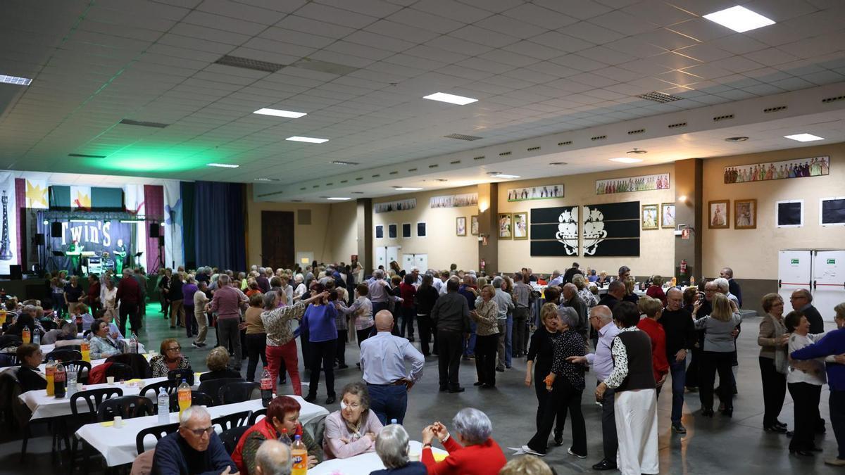 Fotogalería I Burriana celebra berenar i ball a la Llar Fallera per a la gent gran
