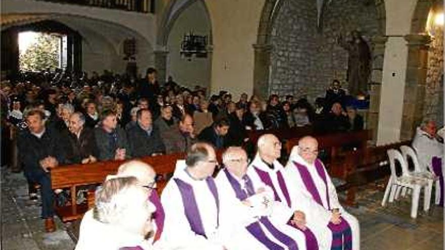 L&#039;interior de l&#039;església de Castell d&#039;Aro es va emplenar i molta gent va quedar-ne a l&#039;exterior.