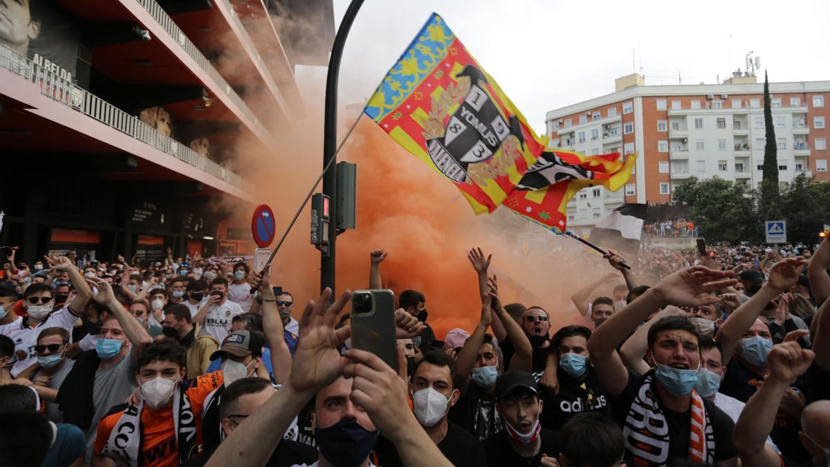 Las imágenes de la marcha de la afición valencianista contra Lim