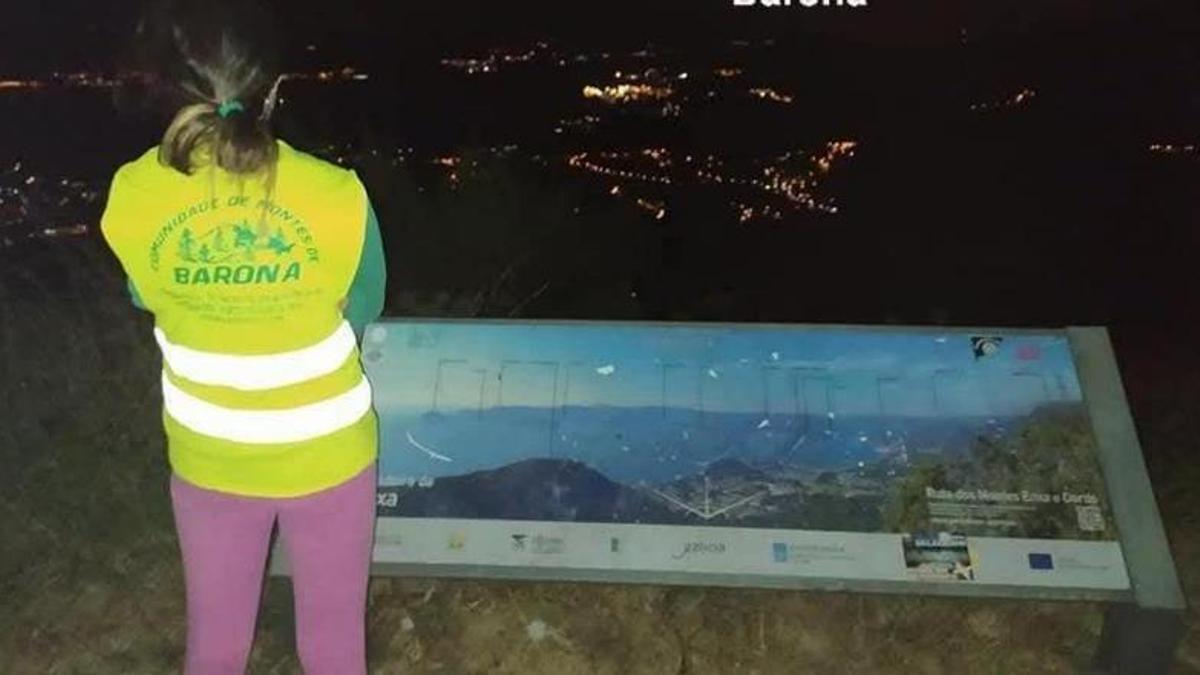 Una vecina vigilando de noche los montes de Baroña desde una zona alta.