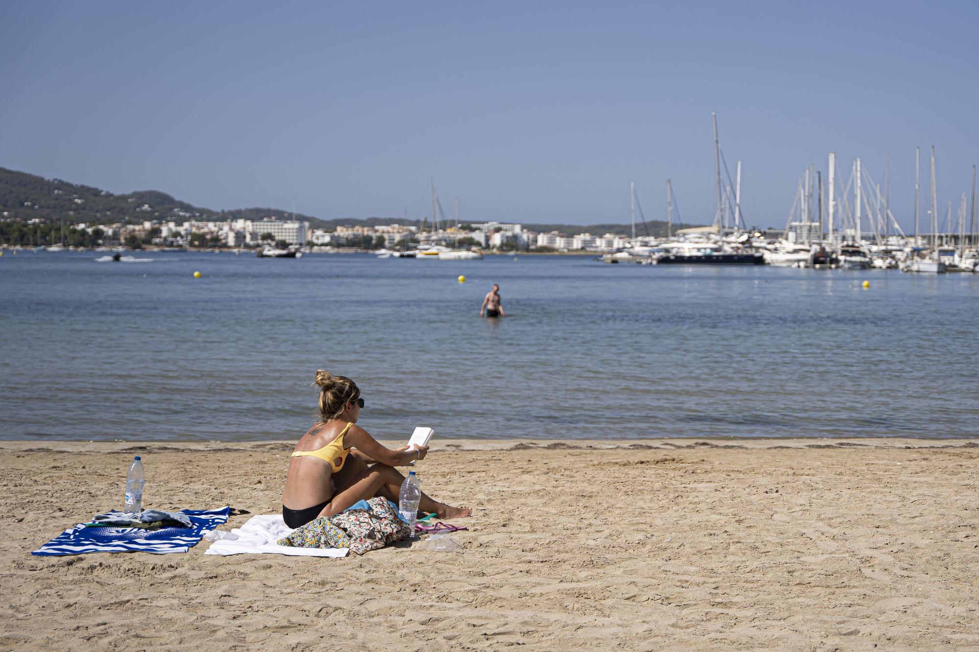 Reabierta la playa de s'Arenal cerrada por vertidos fecales