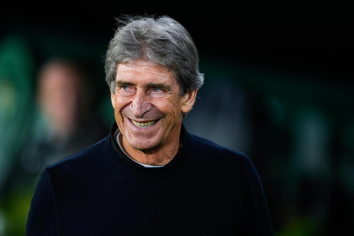 Manuel Pellegrini, entrenador del Real Betis, observa durante el partido de fútbol de la Liga de Conferencias de la UEFA, disputado entre el Real Betis y el NK Celje en el estadio Benito Villamarín el 7 de noviembre de 2024, en Sevilla, España.