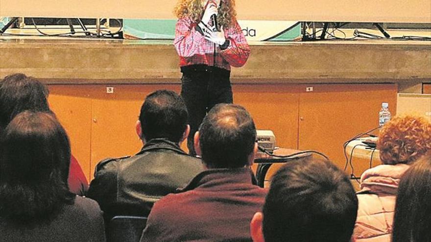 Sofía Cristo ameniza un debate de conductas adictivas en Onda