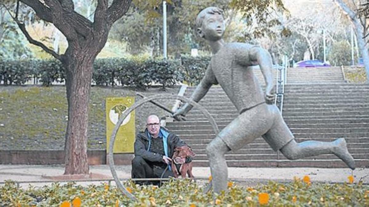 Plaza del Nen de la Rutlla Juegos de infanciaEL ARO QUE SOSTIENE LA ESTATUA DE UN NIÑO EN LA PLAZA QUE DELIMITA CON VERGE DE MONTSERRAT ERA EL JUEGO DE SUS HIJOS EN ETIOPÍA