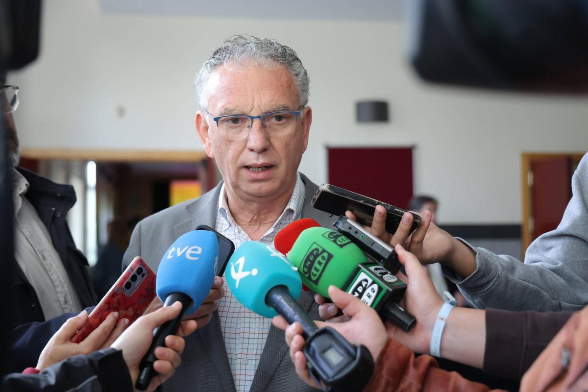 Quintana atiende a los medios.