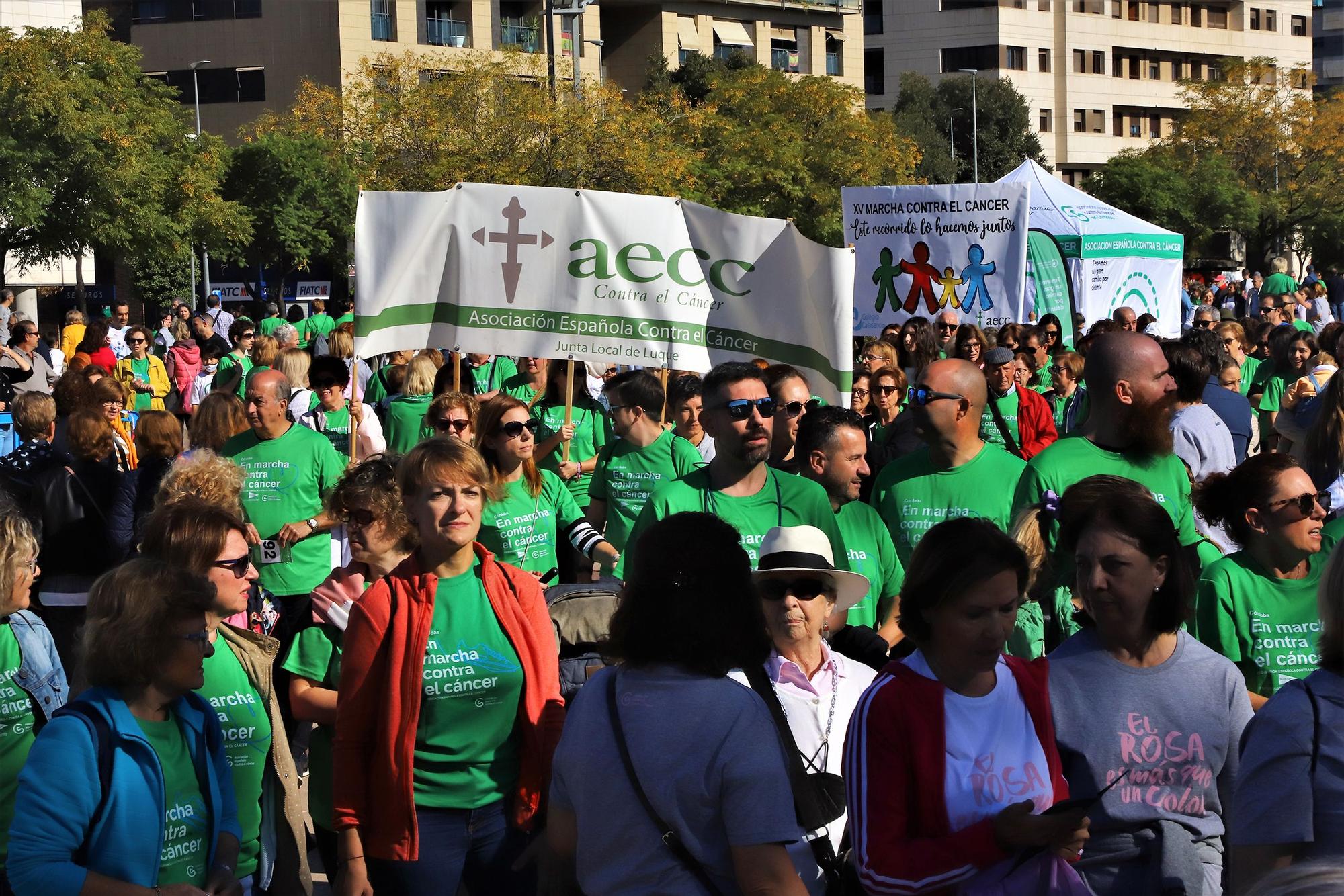 La Asociación Española contra el Cáncer convierte el Vial en una gran marea verde