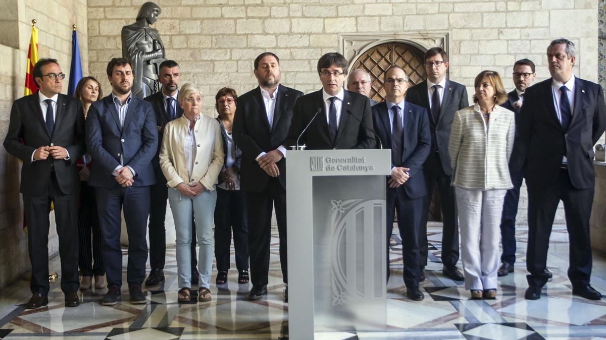 El president de la Generalitat, Carles Puigdemont, durante la declaración institucional en la Galería Gótica del Palau de la Generalitat después de la reunión extraordinaria del Consell Executiu.