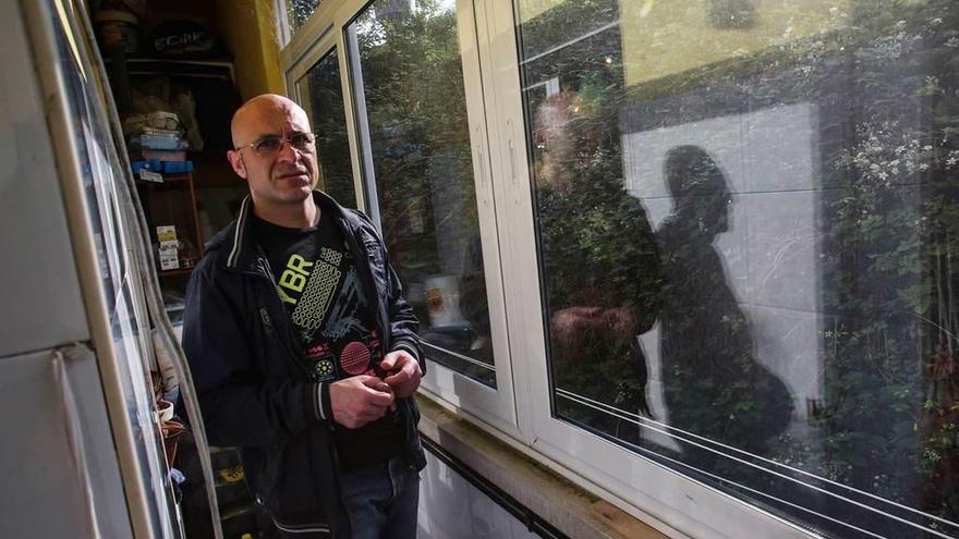 David Concejo, ayer, junto a la ventana que llegó a abrir el hombre detenido.