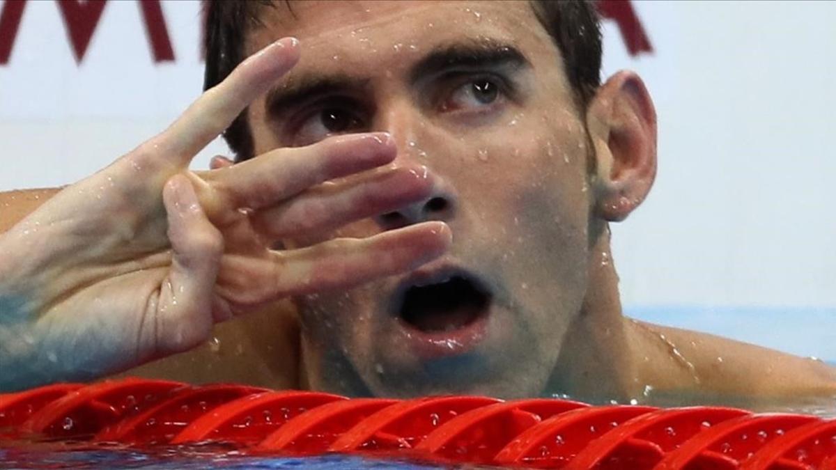 El nadador norteamericano Michael Phelps celebra en la piscina su cuarta medalla de oro en los Juegos de Río.