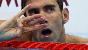 El nadador norteamericano Michael Phelps celebra en la piscina su cuarta medalla de oro en los Juegos de Río.