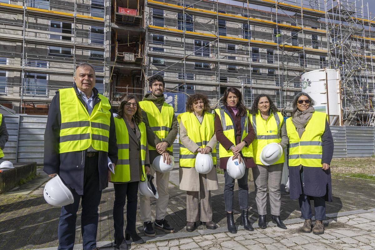 Goretti Sanmartín y Martínez Allegue, en el centro, en una visita a las nuevas viviendas protegidas de Santiago
