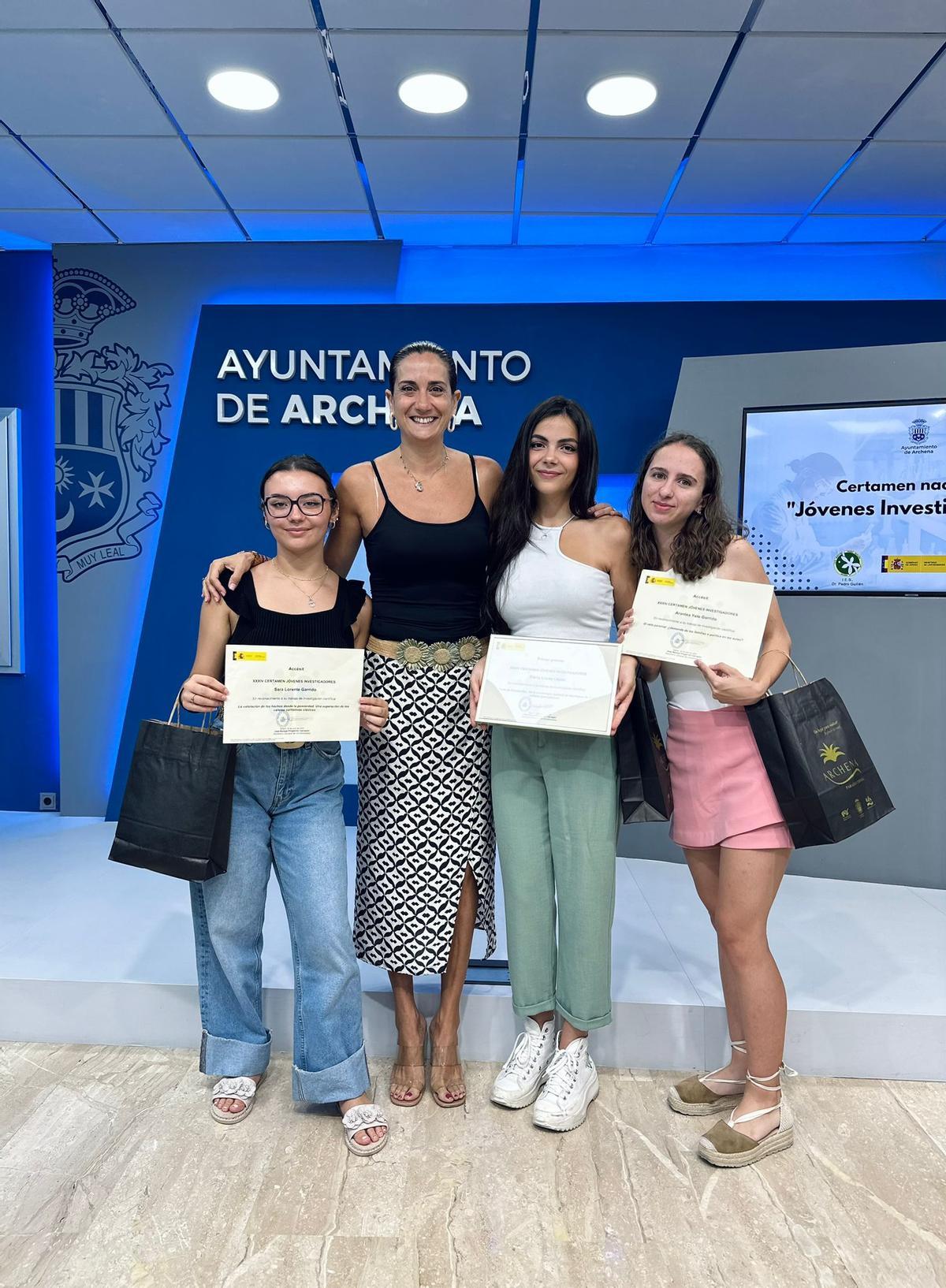 Arantxa Yelo Garrido(d) con otras alumnas premiadas y la alcaldesa de Archena
