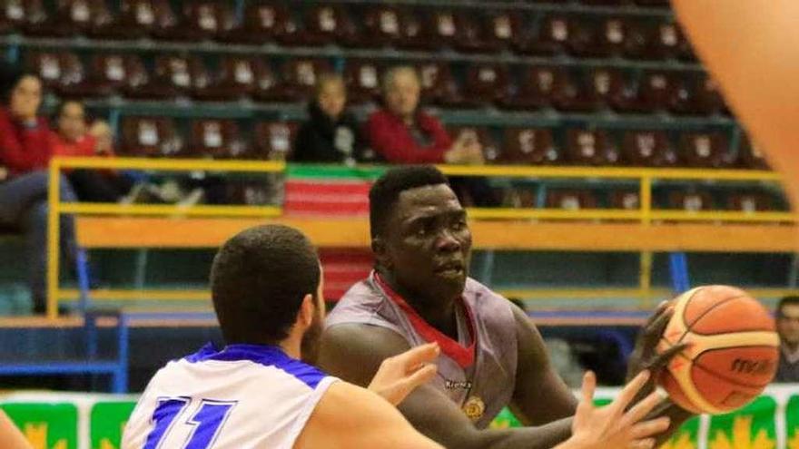 Senghor se dispone a pasar el balón ante un rival.