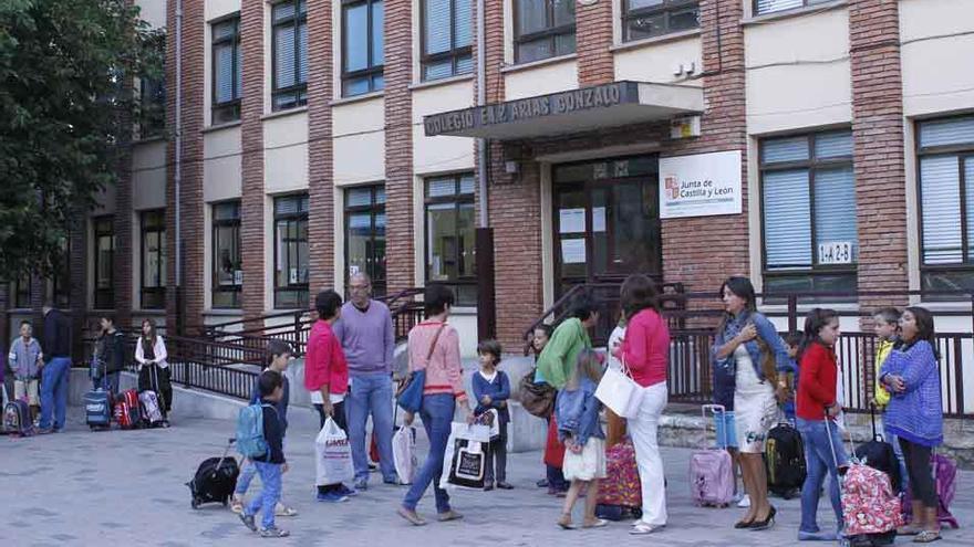 Escolares a la entrada del colegio Arias Gonzalo.