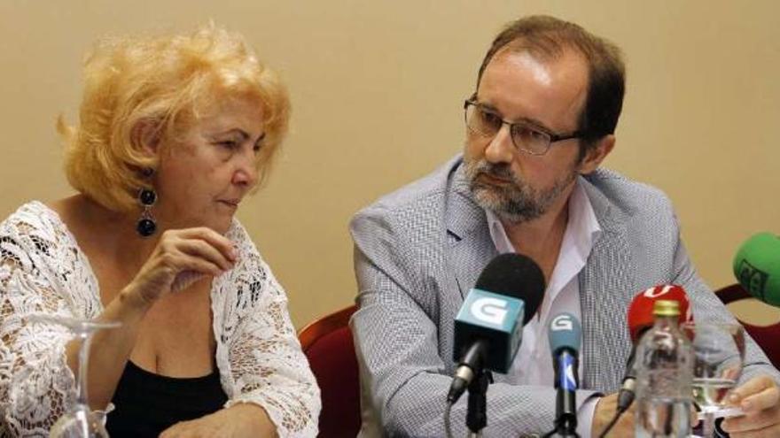 Carmen Flores, defensora del Paciente, y Cipriano Castreje, abogado de la entidad, ayer en Vigo.  // J.Santomé