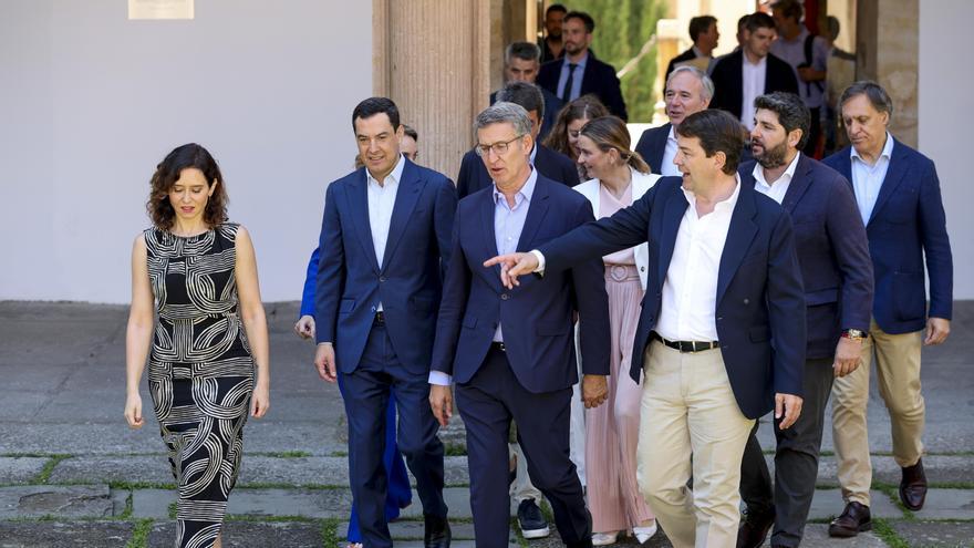 El líder del PP, Alberto Núñez Feijóo, llega a un acto a Salamanca acompañado de los principales líderes territoriales de su partido.
