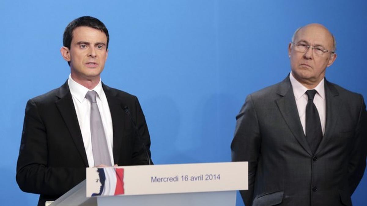 El primer ministro Manuel Valls, junto al ministro de Finanzas, Michel Sapin (derecha), en el Elíseo.