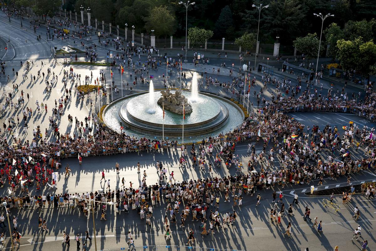 Vista general de la manifestación del Orgullo 2026 a su paso por la Plaza de Cibeles