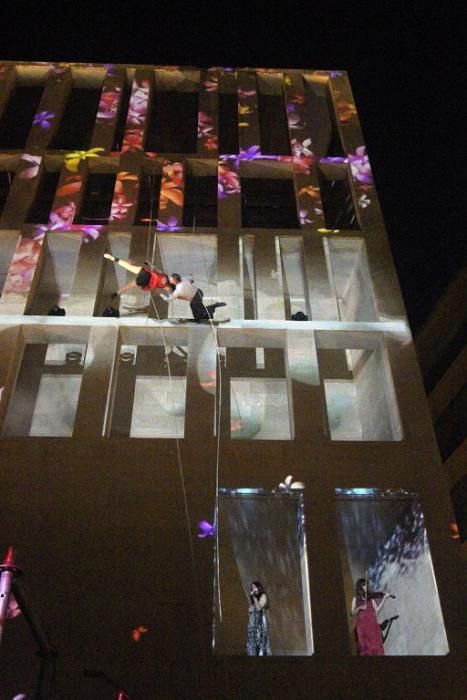 Danza vertical sobre la fachada del Moneo