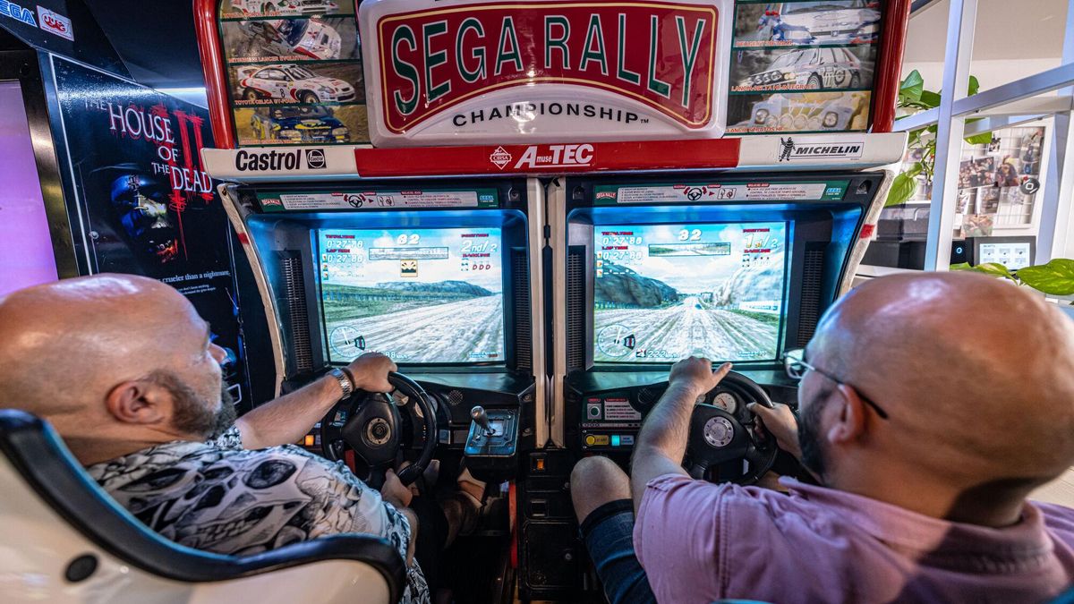 Dos personas jugando a videojuegos en Barcelona.
