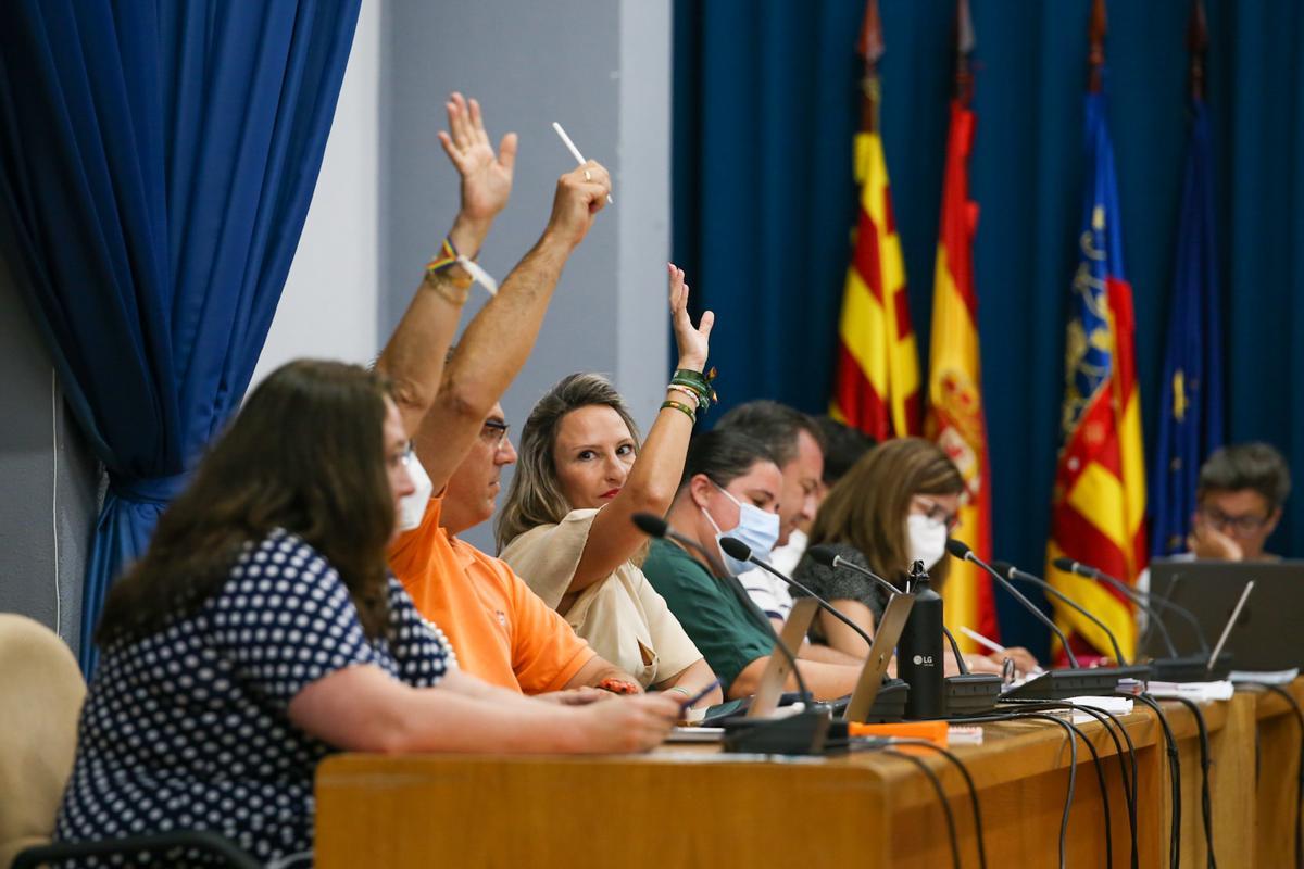 La nueva concejala rompiendo la disciplina de voto junto a sus dos compañeros de Cs.