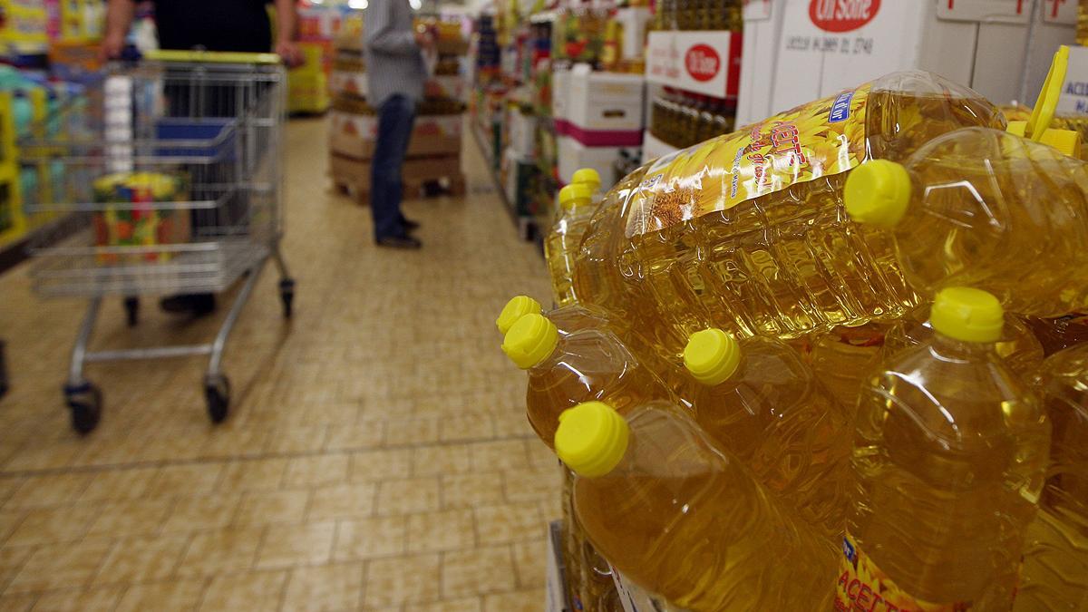 Botellas de aceite de girasol en un supermercado.