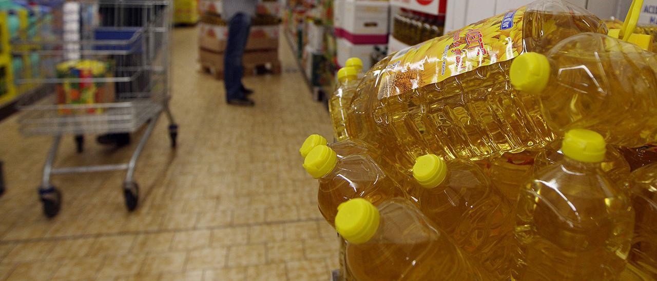 Botellas de aceite de girasol en un supermercado.