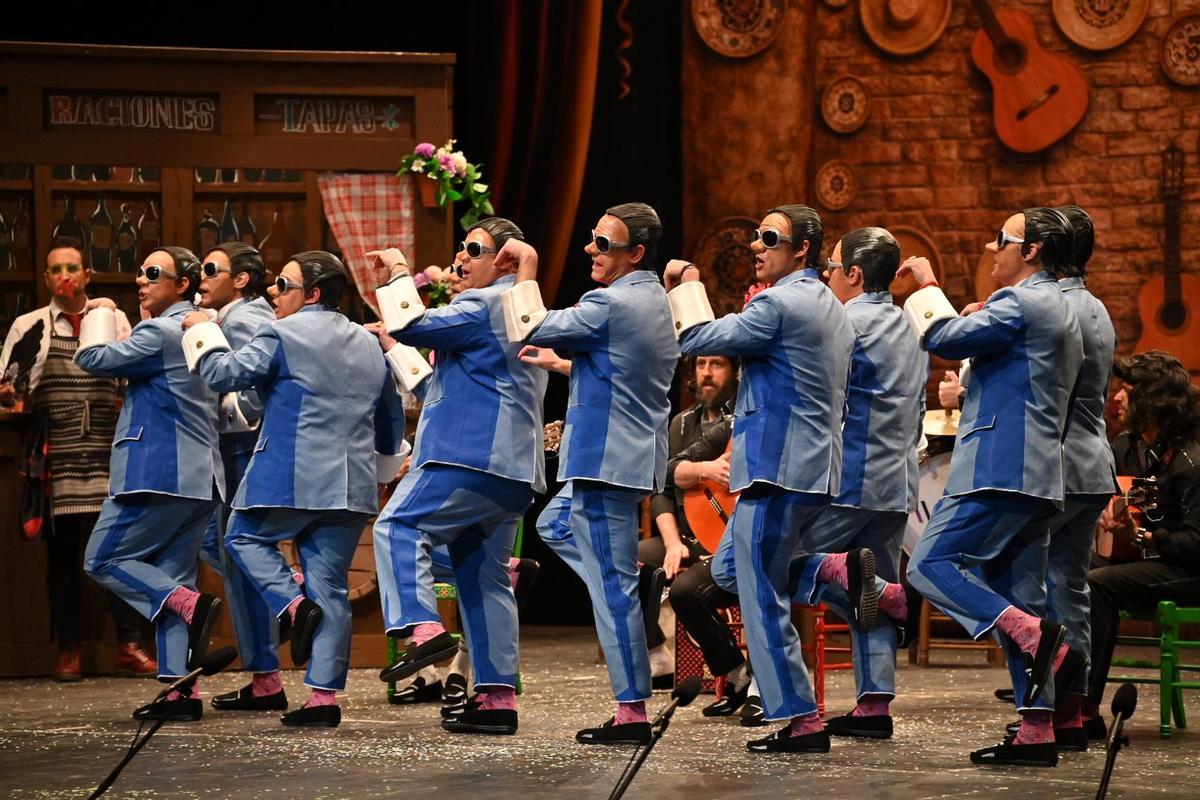 Los componentes de A Contragolpe haciendo el flamenco en la preliminar del Comba 2026.