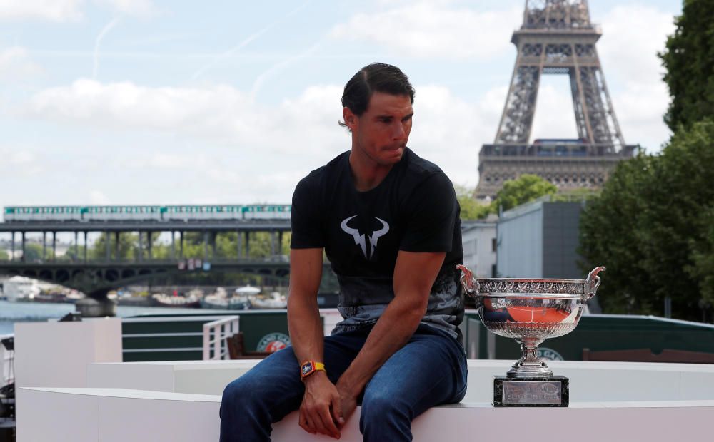 Nadal posa con su décimo trofeo de Roland Garros junto a la Torre Eiffel