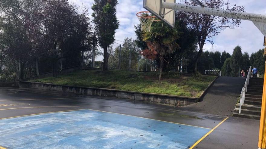 Uno de los patios del colegio, que la AMPA pide cubrir.