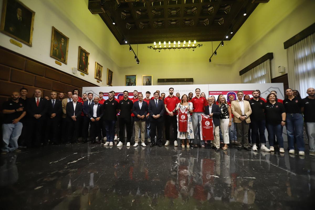 Ofrenda de flores y visita al ayuntamiento del Casademont Zaragoza Ofrenda de flores y visita al ayuntamiento del Casademont Zaragoza