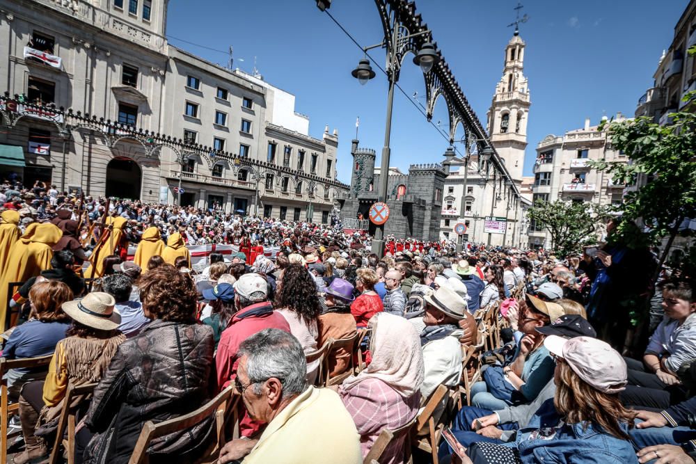 El emblema de la cruz luce en Alcoy con una espectacular Entrada Cristiana