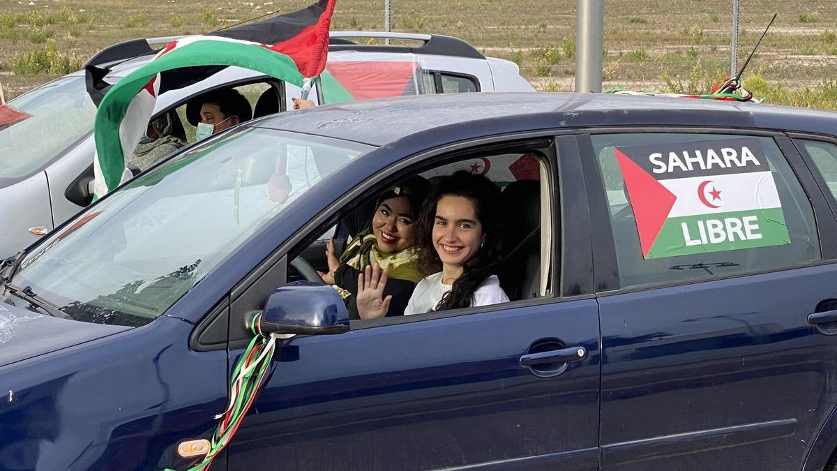 Dos jóvenes en su automóvil durante la caravana solidaria por la libertad del Sáhara
