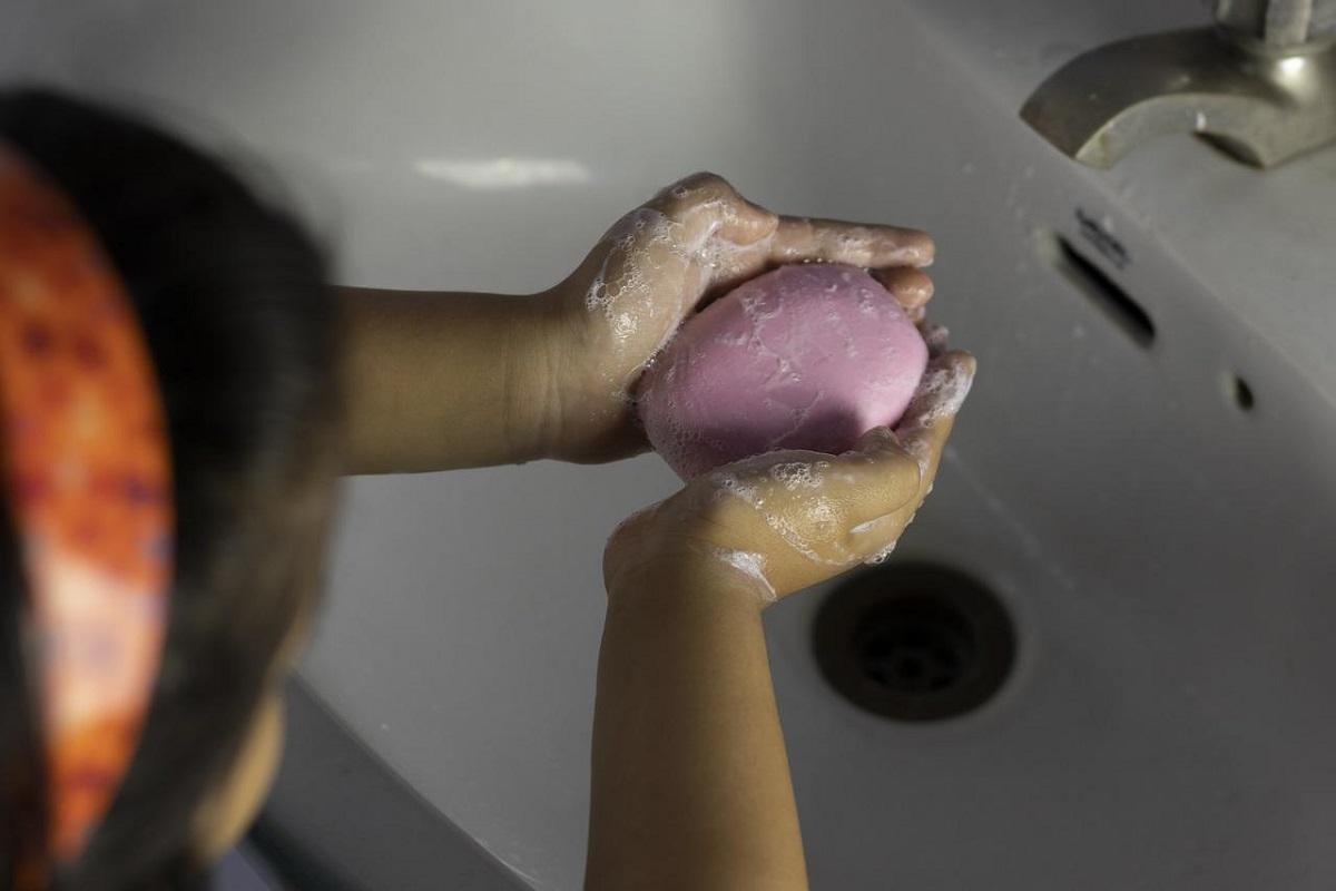 La higiene de manos resulta esencial para evitar el contagio del parásito.