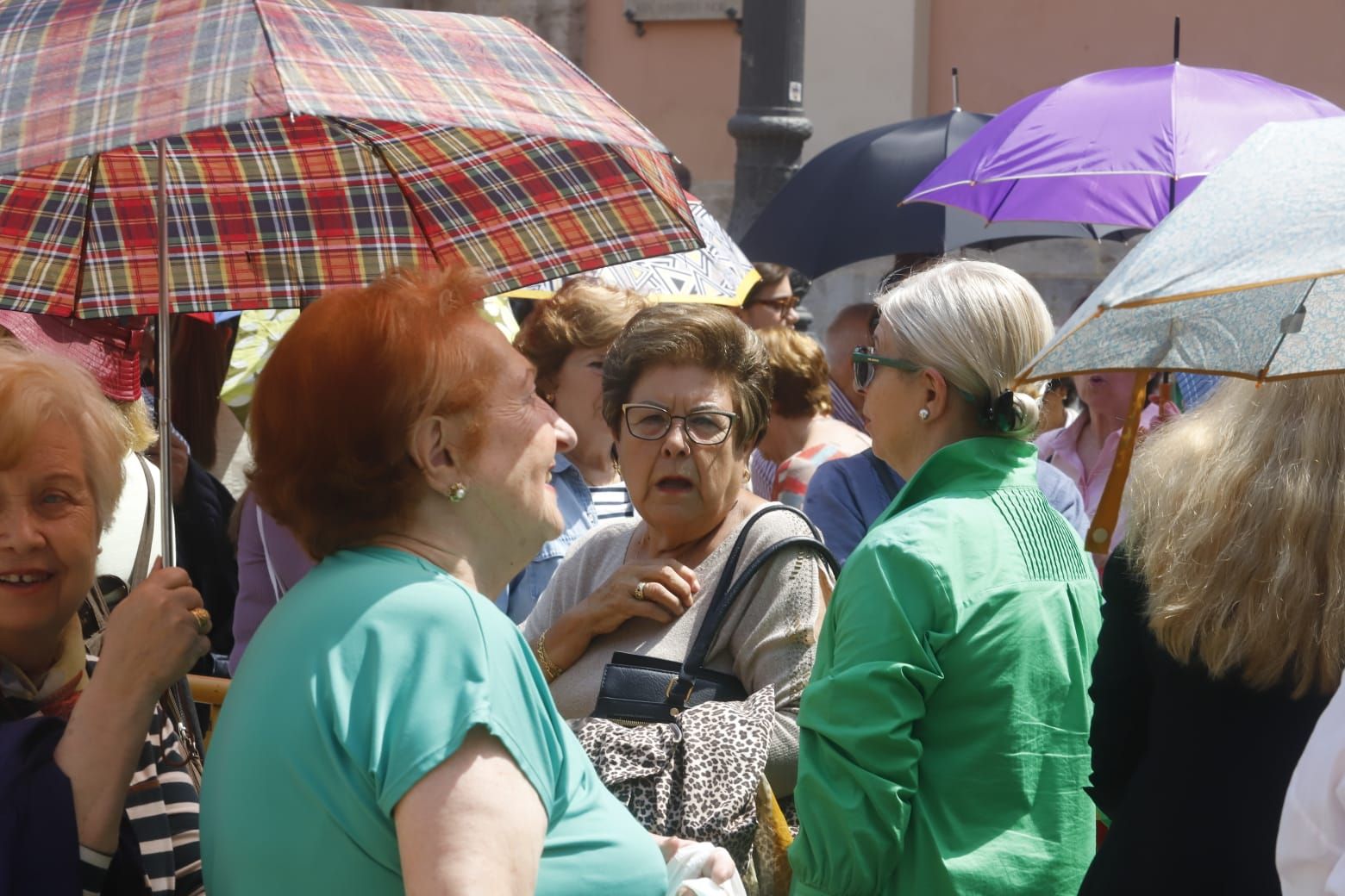 Comienza el Besamanos a la virgen pese al mal tiempo