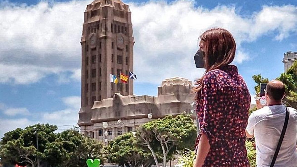 Gente con mascarilla en la Plaza de España de la capital tinerfeña.