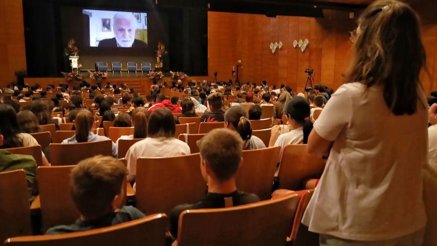 El prestigioso psicopedagogo y pensador italiano Francesco Tonucci, responsable del proyecto &#039;Città dei Bambini&#039; participó por videoconferencia en la jornada inaugural de la cita nacional en Vila-real.