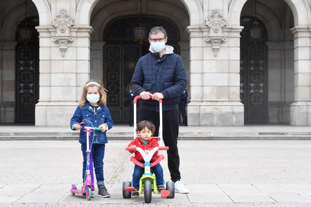 Primera salida de los niños a la calle en Coruña