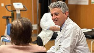 La terapia de la dignidad: el médico sevillano que entrevista a pacientes terminales para ayudarles a morir
