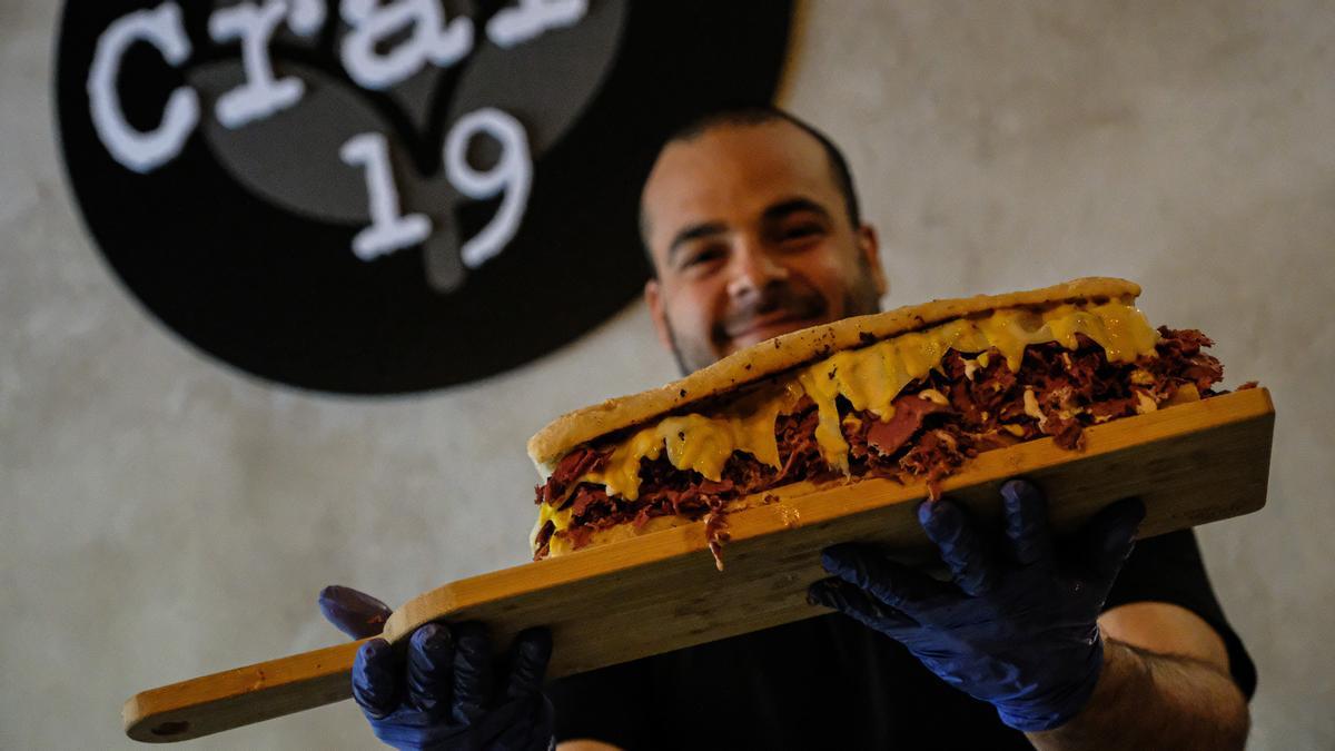 El cocinero Marcos Cappai posa con el Súper Pastrami de Craft, 19.