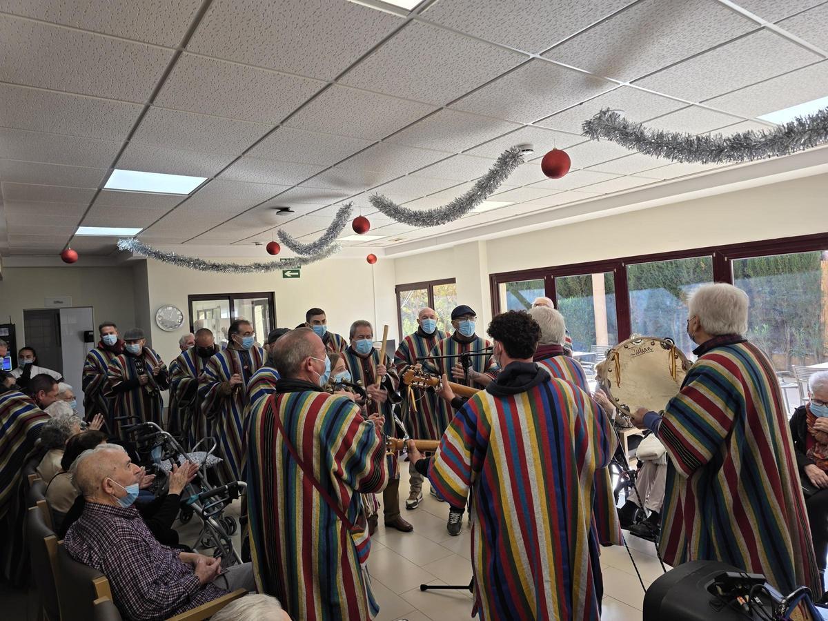 La Corporación Municipal, junto a la peña 'La Jarapa', en la residencia este sábado.