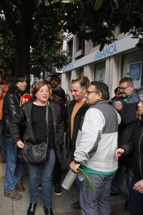 Protesta de la PAH para evitar otro desahucio en Gijón.