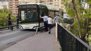 Una grúa retira un autobús averiado en el puente de Canalejas tras tres horas y media de tráfico colapsado