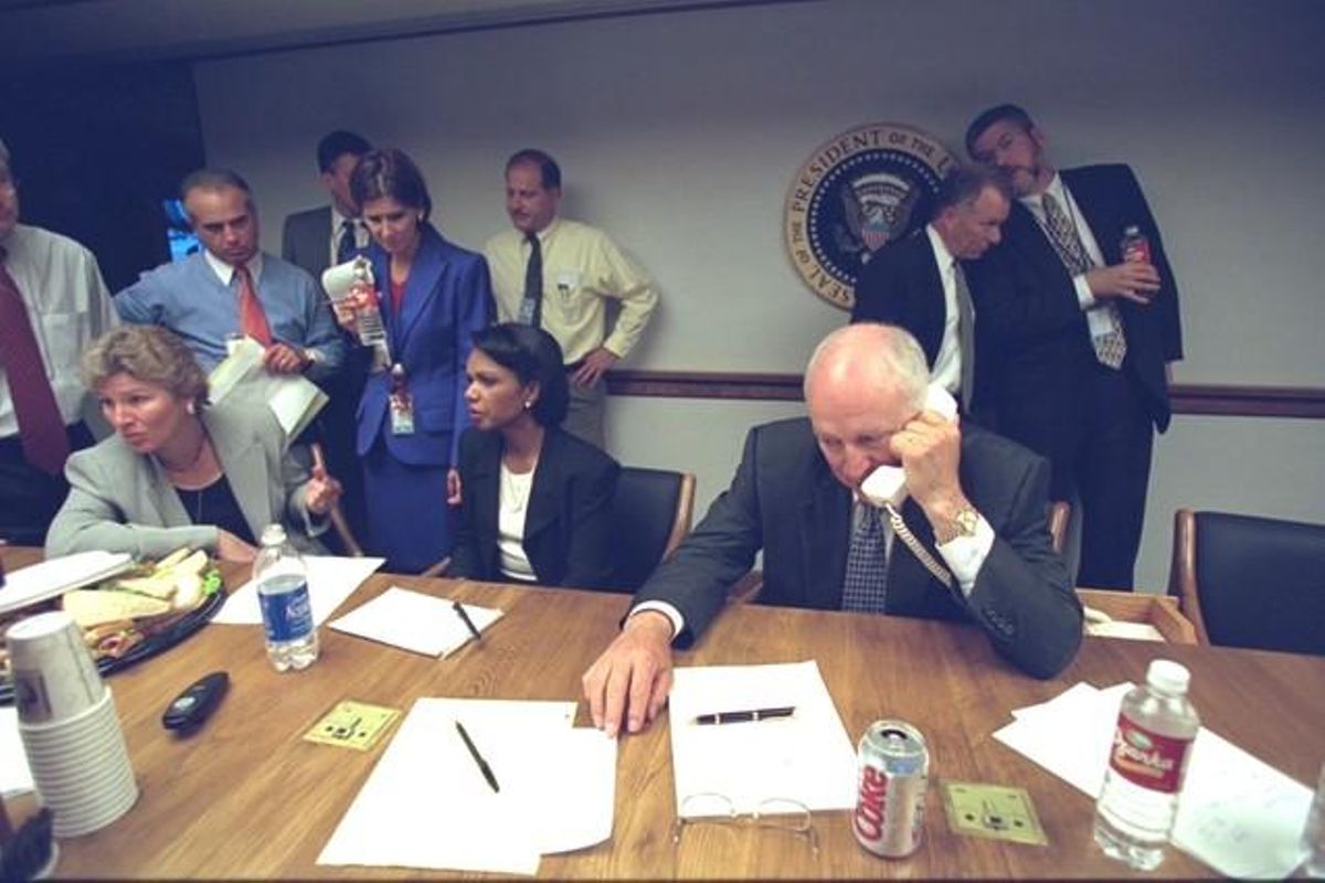 El vicepresident Dick Cheney parla per telèfon durant la reunió.