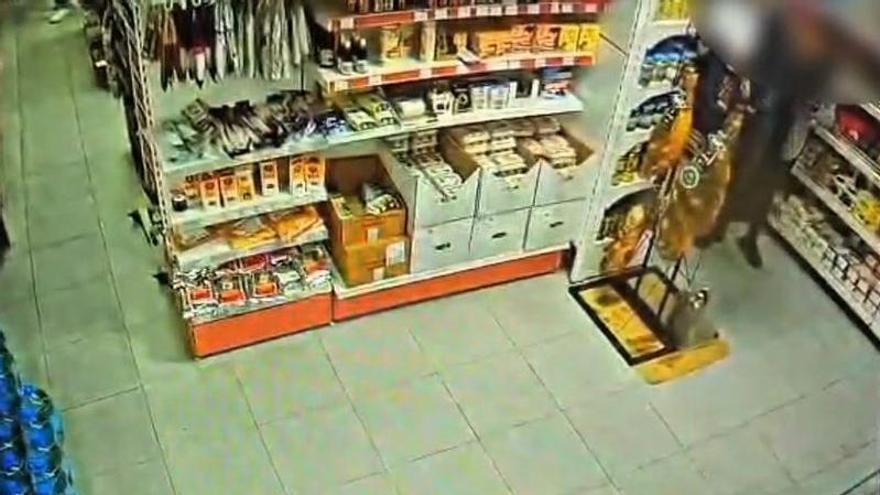La ladrona roba el jamón tapándolo con su abrigo en el supermercado de Sineu