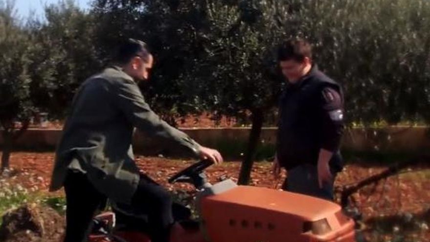 Momento en que Miquel Montoro enseña a Dani Mateo a conducir su tractor.